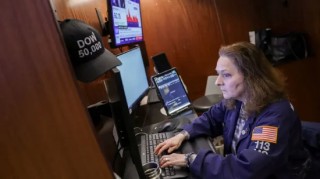 尾盘：道指下跌逾700点 跌入回调区域