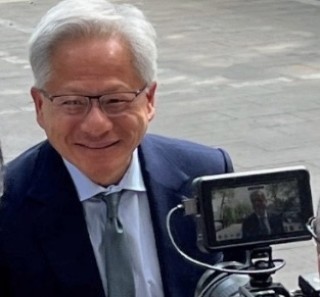 48小时内接连到访北京上海，黄仁勋3个月两度访华释放哪些信号？