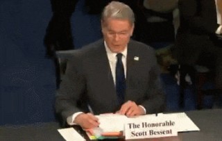 结巴、颤抖、不知所云……美财长被彻底问崩了