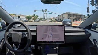 FSD神话褪色：当“老司机”遇上中国马路