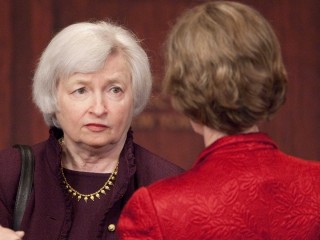 如何观察金融市场中的股市情况？观察的方法和重点是什么？