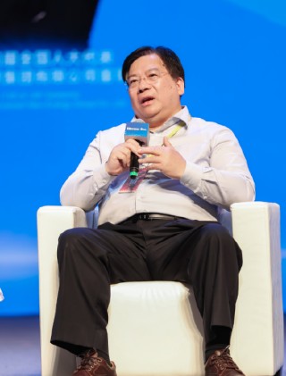 沈坤荣：在发展智能技术时，需加强风险管控