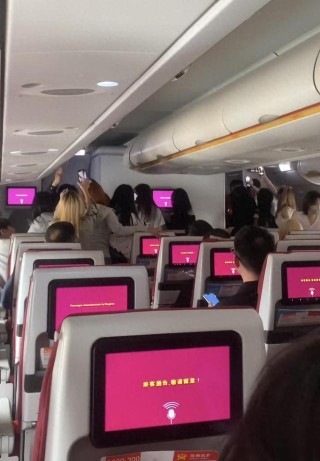 海航回应“男团粉丝为追星堵住机舱通道”：紧急让两名安全员阻止，粉丝太热烈了