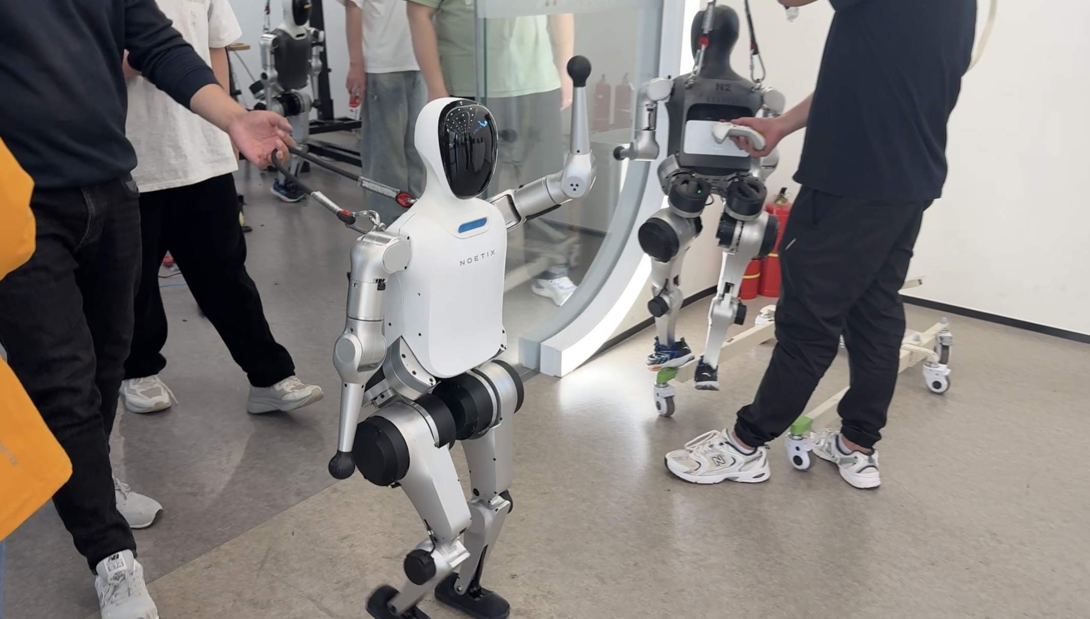 “1米8大高个”VS“旋风小子” 全球首个人形机器人半马落幕!北京亦庄为何“领跑”?|“奔跑吧”具身智能② 第3张 “1米8大高个”VS“旋风小子” 全球首个人形机器人半马落幕!北京亦庄为何“领跑”?|“奔跑吧”具身智能② 第3张