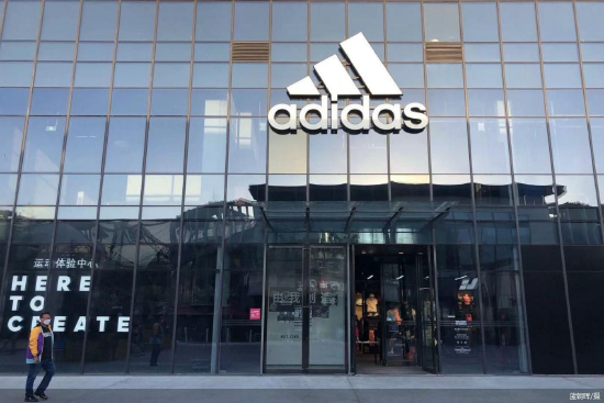 阿迪达斯警告称，因关税问题将上调其在美国的所有产品价格  第1张
