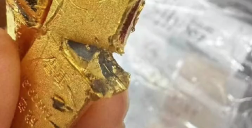 视频疯传!有消费者在银行买到“掺假金条”? 第2张 视频疯传!有消费者在银行买到“掺假金条”? 第2张