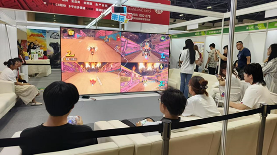 B站谷子墙、Switch2随便玩……我在好博会二次元区逛成“仓鼠囤货狂” 第3张 B站谷子墙、Switch2随便玩……我在好博会二次元区逛成“仓鼠囤货狂” 第3张