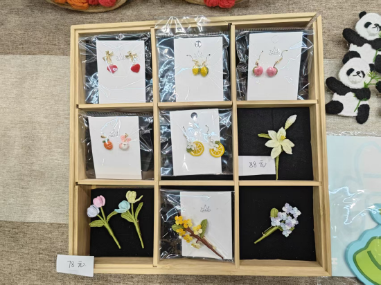 好博会|最细仅三根头发丝,残疾人用钩织文创创收 第2张 好博会|最细仅三根头发丝,残疾人用钩织文创创收 第2张