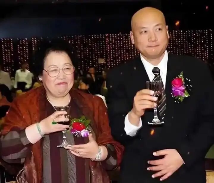 “猪八戒”马德华将送别陈丽华：大姐非常好非常有爱心，各方面都非常优秀，她为紫檀事业作出很大贡献，她的离去让我们很悲痛  第7张